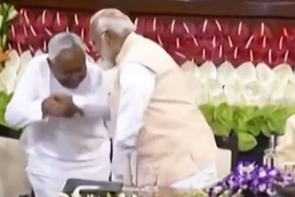 नीतीश कुमार ने पीएम मोदी के पैर छुए, NDA संसदीय दल की बैठक में कहा-हमेशा साथ रहेंगे