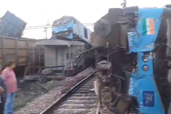 इंजन पलटा-एक दूसरे पर चढ़ीं बोगियां… पंजाब में 2 मालगाड़ियों में टक्कर; दोनों के ड्राइवर जख्मी