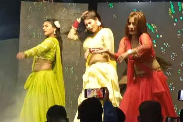 नथुनिया पे गोली मारे गाना बजते ही क्यों मच गया बवाल,वजह जान हो जाएंगे हैरान