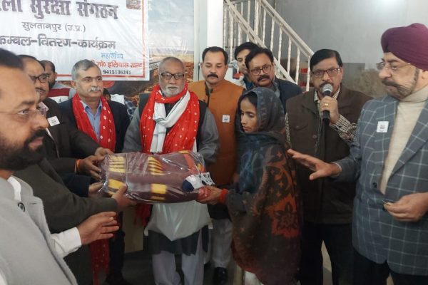 Uttar Pradesh: सुल्तानपुर जिला सुरक्षा संगठन ने 350 निराश्रितों को बांटे ऊनी वस्त्र