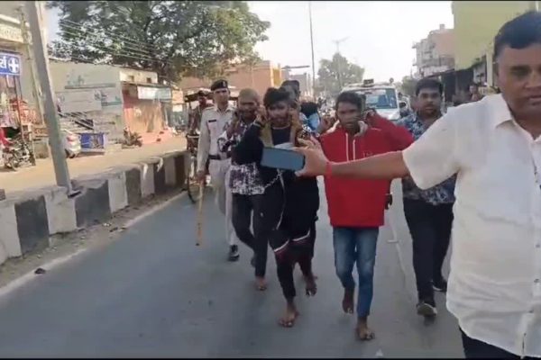 भखारा शराब दुकान में लूट और मारपीट, धमतरी पुलिस ने आरोपियों का निकाला जुलूस