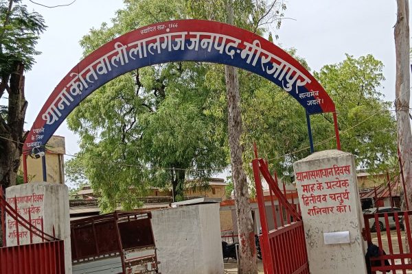 मिर्ज़ापुर: सड़क किनारे अज्ञात की मिली लाश, पहचान कराने में जुटी पुलिस, जाने पूरा मामला