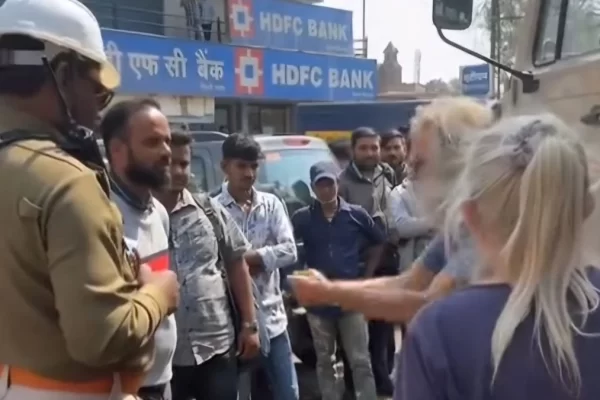 जर्मन नागरिक ने काटा जमकर बवाल, Parking नहीं मिलने से बीच सड़क पर खड़ी की गाड़ी