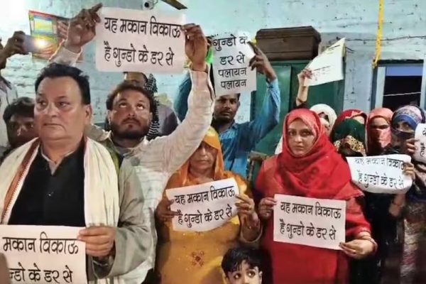 ‘गुंडों के डर से मकान बिकाऊ है’, अलीगढ़ में मुस्लिम परिवारों ने घर की दीवारों पर लगाए पोस्टर, जानिए मामला