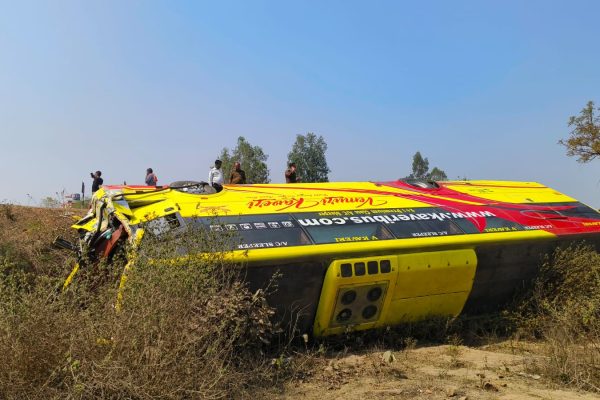 Madhya Pradesh: कटनी में बड़ा हादसा टला: अनियंत्रित होकर पलटी बस, आधा दर्जन यात्री घायल