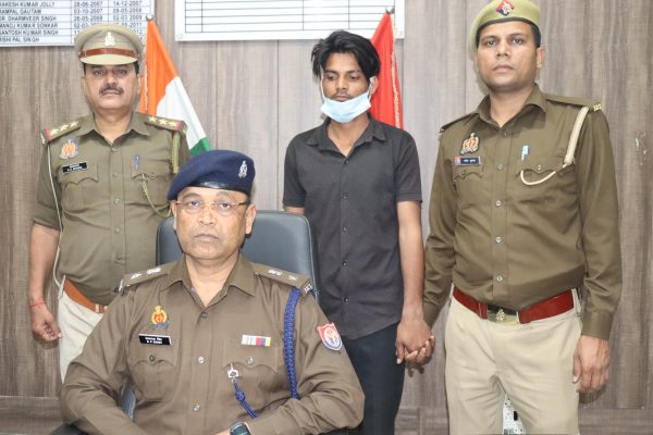 सैफई : महिलाओं से पर्स छीनने वाला बदमाश गिरफ्तार, अवैध तमंचा और लूटी गई बाइक बरामद