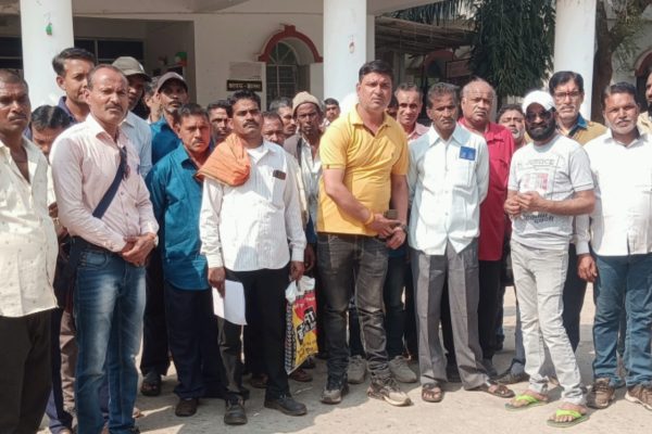 कटनी : डाबर इंडिया लिमिटेड कंपनी के सैंकड़ों मजदूर पहुंचे कलेक्ट्रेट, मैनेजर द्वारा अभद्रता किए जाने पर की शिकायत
