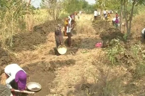 गजब प्रधान जी! मुस्लिम युवकों के जॉब कार्ड में जोड़ा हिंदू युवकों का नाम, फिर 3 साल तक हड़पे मनरेगा के पैसे