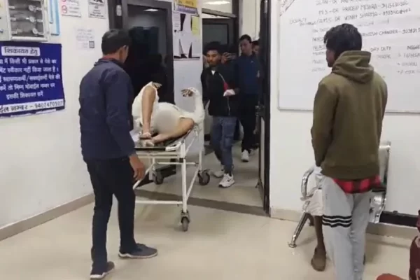 थाने में युवक ने खुद को लगाई आग, परिजनों का आरोप – पुलिस ने फर्जी केस में फंसाकर की मारपीट..