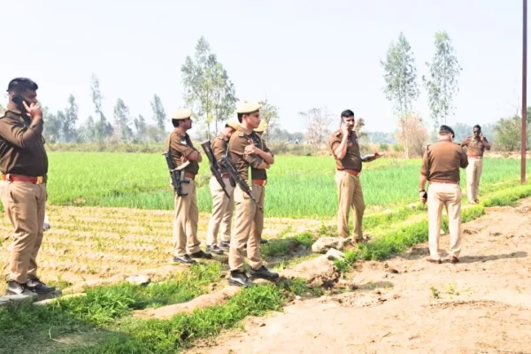 UP: एग्जाम सेंटर के बाहर पति ने पत्नी और प्रेमी को मारी गोली, महिला की मौत..
