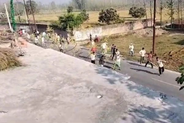 बरेली में बड़ा बवाल, नमाज के दौरान फेंकी चप्पल और डाला पानी; आपस में भिड़े मुस्लिम समुदाय के 2 पक्ष