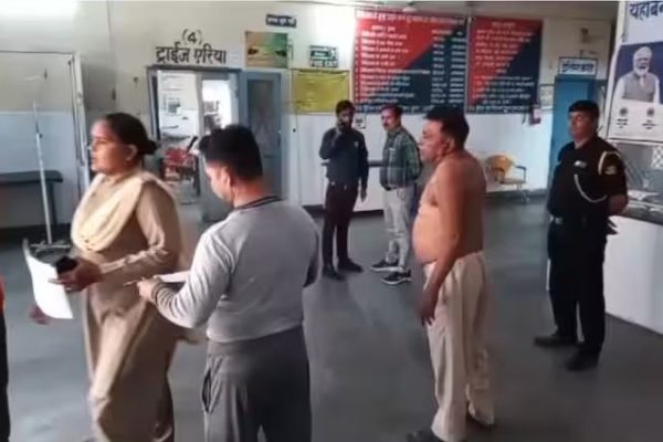 अलीगढ़ में लोगों पर रंग की जगह तेजाब फेंकने से 6 लोग घायल, कई झुलसे, 1 गिरफ्तार