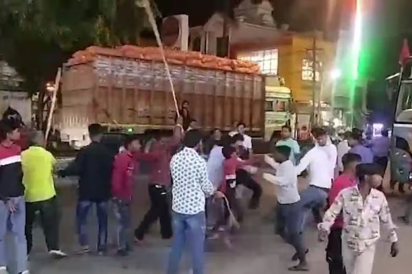 संभल में फल विक्रेताओं की दबंगई! पूर्णागिरि दर्शन को जा रहे श्रद्धालुओं पर हमला, दौड़ा-दौड़ाकर पीटा