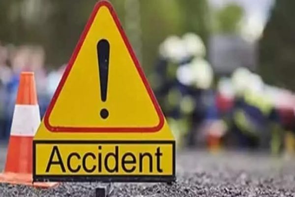 इटावा में तेज रफ्तार का कहर: राष्ट्रीय राजमार्ग पर दर्दनाक हादसा में बाइक सवार तीन युवक गंभीर रूप से घायल