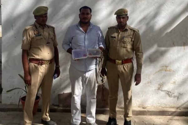 इटावा पुलिस का बड़ा एक्शन: लाखों की सोने की चेन ठगने वाला शातिर अपराधी गिरफ्तार, वेन्यू कार जप्त