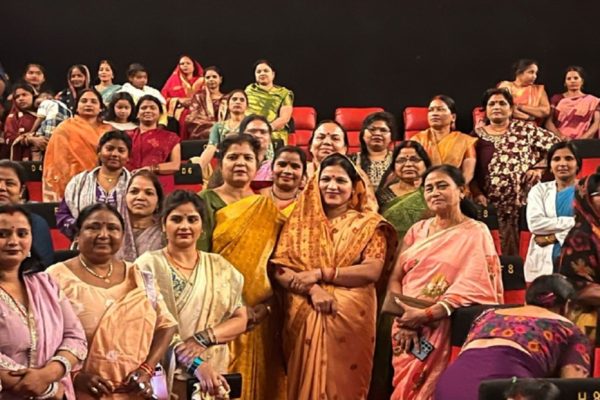 अयोध्या: महिला दिवस पर वशिष्ठ फाउंडेशन ने महिलाओं को दिखाई ऐतिहासिक फिल्म “छावा”