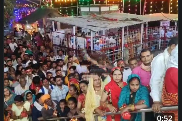मैहर: मां शारदा के दर्शन के लिए श्रद्धालुओं की उमड़ी भारी भीड़, हजारों भक्तों ने की आरती, प्रशासन ने किया पुख्ता इंतजाम
