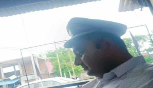 Uttar Pradesh: दरोगा की टोपी पहनकर टैक्सी चालकों से वसूली, पुलिस की वर्दी का दुरुपयोग