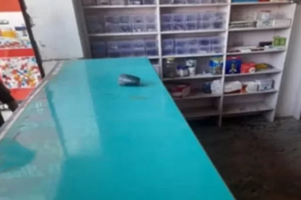 ग्राहक बनकर आए और चेहरे पर फेंका एसिड, दुश्मनी की वजह कर देगी हैरान!