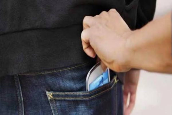 प्रयागराज महाकुंभ की भीड़ का चोरों-जेबकतरों ने उठाया फायदा! एक के पास से ही मिले ₹60 लाख के 90 मोबाइल, रेलवे स्टेशन पर दबोचा गया