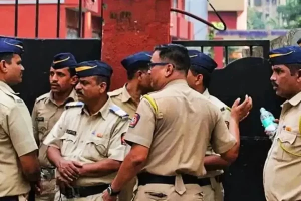 महाराष्ट्र के बीड में फिर हैवानियत! युवक के कपड़े फाड़कर क्रिकेट बैट से पीटा, Video वायरल होने पर मचा हड़कंप..