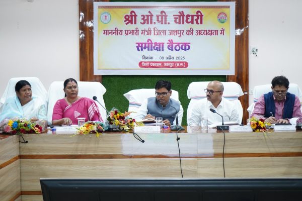 जशपुर: वित्त मंत्री ओपी चौधरी ने विकास कार्यों के प्रगति की समीक्षा की, पीएम आवास योजना के कार्य में प्रगति लाने के दिए निर्देश