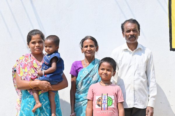 जशपुर: प्रधानमंत्री आवास योजना से हो रहे सपने साकार, मणिभूषण मिंज और उनका परिवार व्यतीत कर रहा खुशहाल जीवन