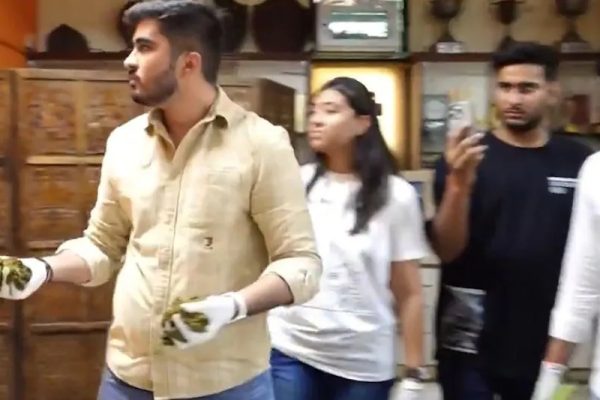 प्रिंसिपल ने क्लासरूम में की थी गोबर से लिपाई, अब DU छात्रसंघ ने उनके ऑफिस की दीवारों में लगाया गोबर