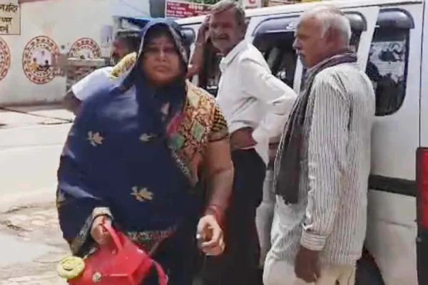 Love Story: समधी संग फरार समधन ने थाने पहुंचकर लगाए गंभीर आरोप, बोली- ‘पति के साथ नहीं रहूंगी’