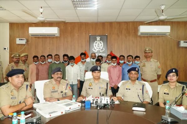 इटावा पुलिस की बड़ी कार्रवाई : जुआ खेलते 15 गिरफ्तार, 2 करोड़ की संपत्ति बरामद