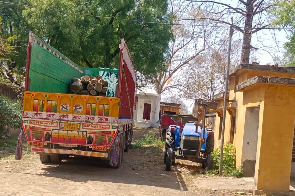 मिर्जापुर : अवैध रूप से शीशम की लकड़ी लादकर जा रहे ट्रक को वन विभाग की टीम पकड़कर कब्जे में लिया