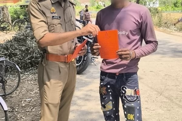 Uttar Pradesh: गोण्डा में शोहदों की शामत: एंटी रोमियो स्क्वाड का धुआंधार एक्शन, 154 को थमाया रेड कार्ड