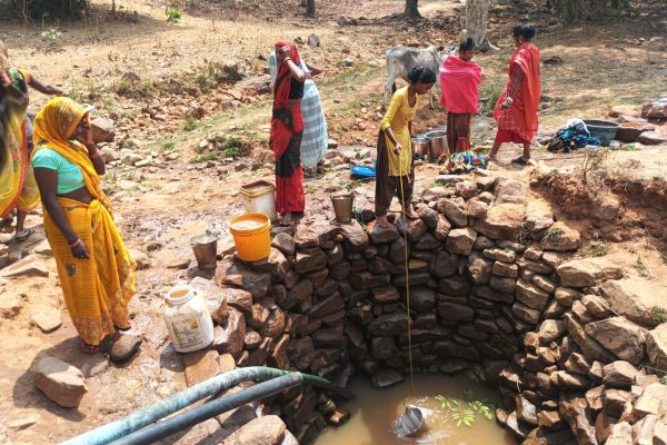 सिंगरौली जिले में पानी के लिए हाहाकार, गन्दा पानी पीने को मजबूर ग्रामीण