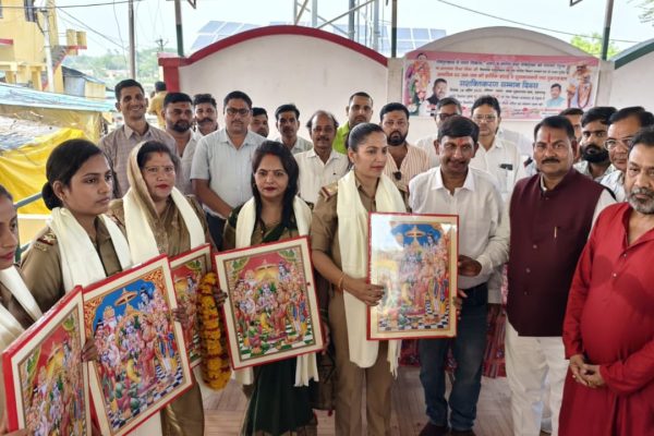 प्रतापगढ़: विधायक मोना के जन्मदिन पर सशक्तीकरण के क्षेत्र में महिलाएं हुई सम्मानित, केक काटकर साझा हुई खुशियां