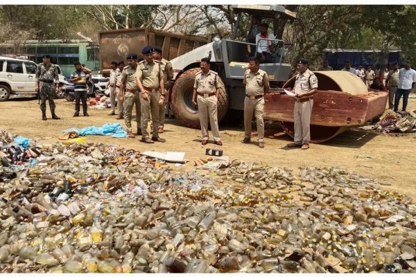 करोड़ों की जब्त शराब पर चला प्रशासन का बुलडोजर, इतने हजार लीटर अवैध शराब किया नष्ट…..