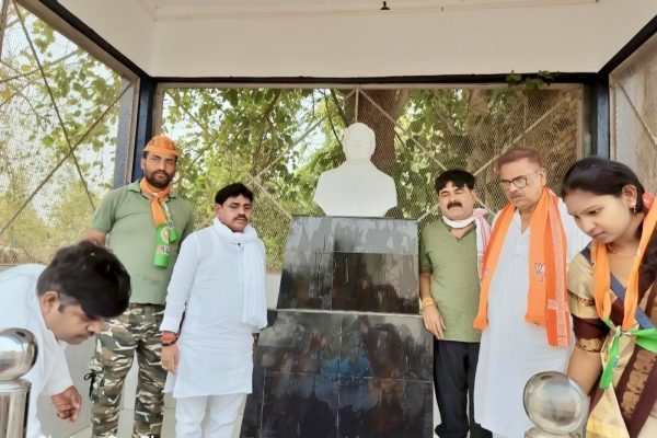 सोनभद्र : ओबरा में भाजपा कार्यकर्ताओं का स्वच्छता अभियान, मंत्री संजीव गोंड ने की अगुवाई