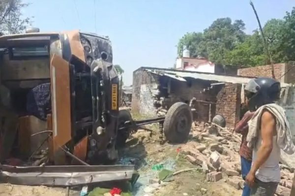 गोंडा में बड़ा हादसा: दिल्ली से आ रही डबल डेकर बस मकान में घुसी, 9 घायल