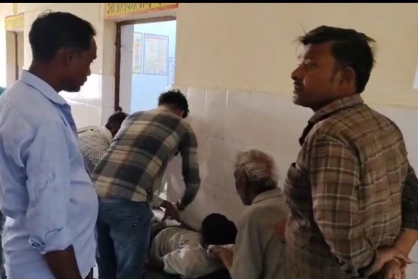 अमेठी: पूर्वांचल एक्सप्रेस-वे पर भीषण हादसा, मासूम बेटी हुई अनाथ