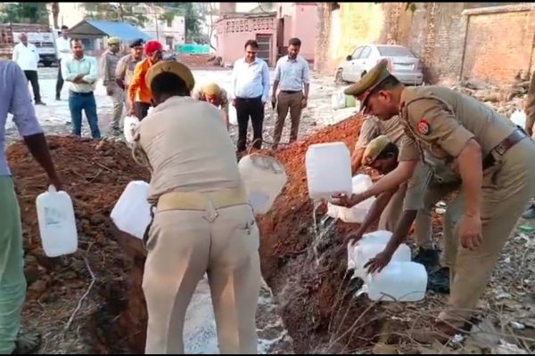 मिर्ज़ापुर: 100 मुकदमों से संबंधित 1457 लीटर कच्ची देशी शराब कराया गया है नष्ट, जाने क्यों