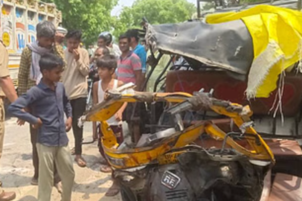 बहराइच में भीषण सड़क हादसा : बस ने ऑटो को मारी टक्कर, एक ही परिवार के पांच लोगों की मौत… एक दर्जन लोग घायल