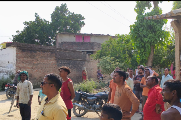 सुजौली : बिजली लाइन से छू गया पेड़, बुजुर्ग हुए घायल, ग्रामीणों ने बचाई जान