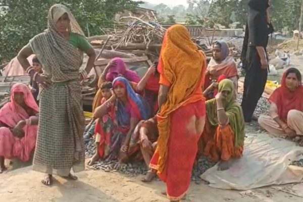 नशे में धुत चाचा भतीजे को सिखा रहा था ड्राइविंग, अचानक बेकाबू हुआ ट्रक और चार लोगों को रौंद डाला
