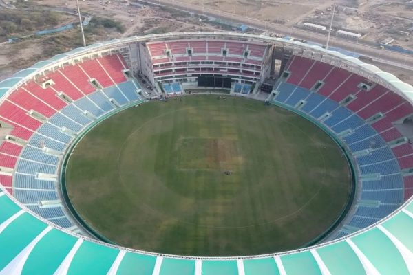 IPL 2025: लखनऊ स्टेडियम के बाहर आग से मची अफरा-तफरी, LSG vs MI मैच से पहले हुआ हादसा