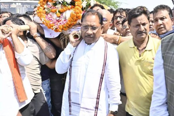 आतंकी हमले पर भड़के सीएम साय दिवंगत दिनेश मिरानिया के पार्थिव देह को दिया कंधा ,कहा -इस अमानवीय कृत्य का बदला लेगा भारत