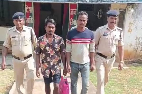 जशपुर में गौमांस के साथ 2 आरोपी गिरफ्तार:ग्राहक की तलाश कर रहे थे, पुलिस ने घेराबंदी कर पकड़ा