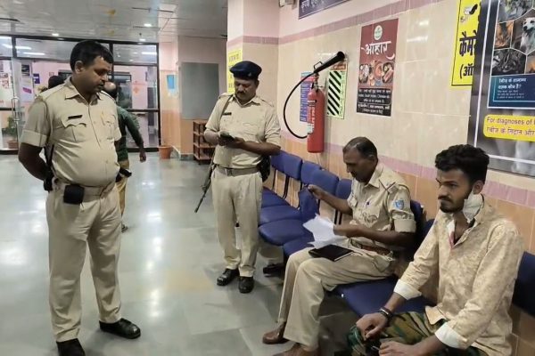 फ्री की आइसक्रीम दो’… पैसे मांगने पर दुकानदार को चाकू से गोदा, हालत गंभीर