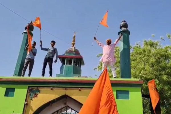 UP: प्रयागराज में सालार गाजी की दरगाह पर भड़का बवाल, गुंबद पर फहराए भगवा झंडे; जानें क्या है मामला