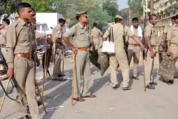 अलीगढ़ में महिला अफसर से छेड़छाड़, प्राइवेट पार्ट को छुआ, पति से की लूट… पुलिस बोली- दोनों पक्षों ने किया बवाल