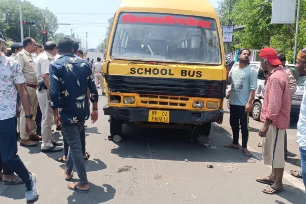 Bhopal Accident: भोपाल के लाल बत्ती चौक पर तेज रफ्तार स्कूल बस ने मचाया कोहराम, कई वाहनों को मारी टक्कर