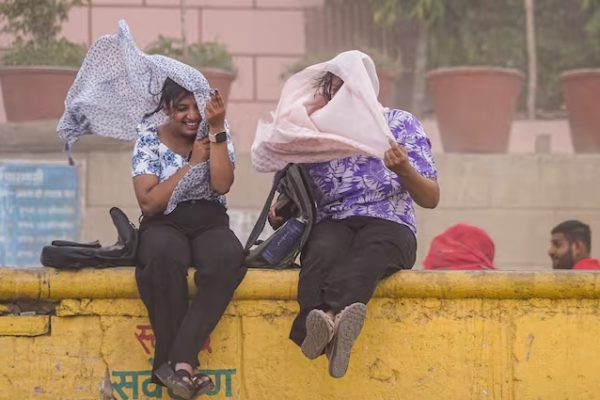 बिहार में आंधी-तूफान के साथ झमाझम बारिश और वज्रपात, IMD ने इन जिलों के लिए जारी की चेतावनी